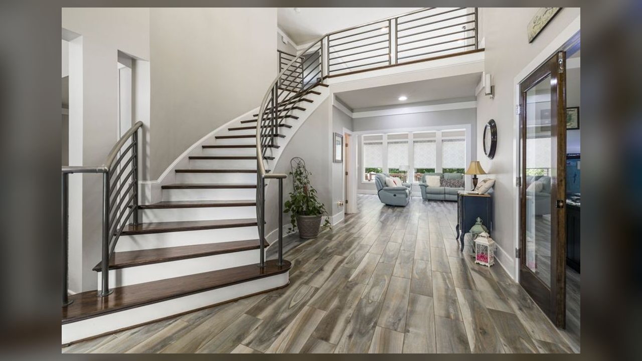 Oito dicas para renovar o décor da escada sem fazer reforma