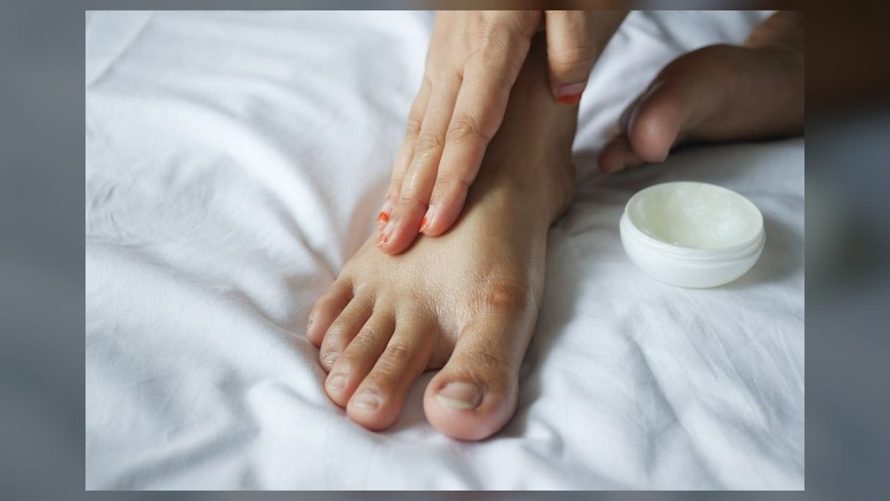 Sete hidratantes e esfoliantes indicados para cuidar da pele dos pés