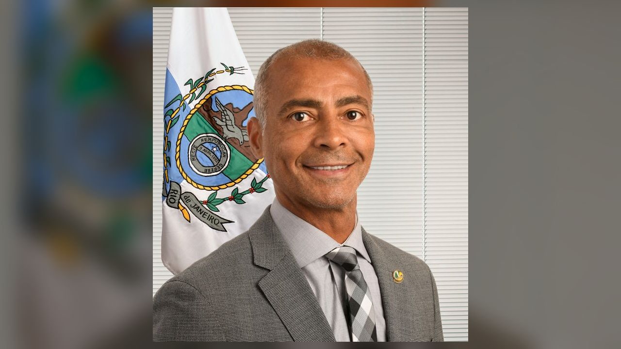 Justiça bloqueia pagamentos de Romário na CazéTV por dívida de R$ 32,4 milhões