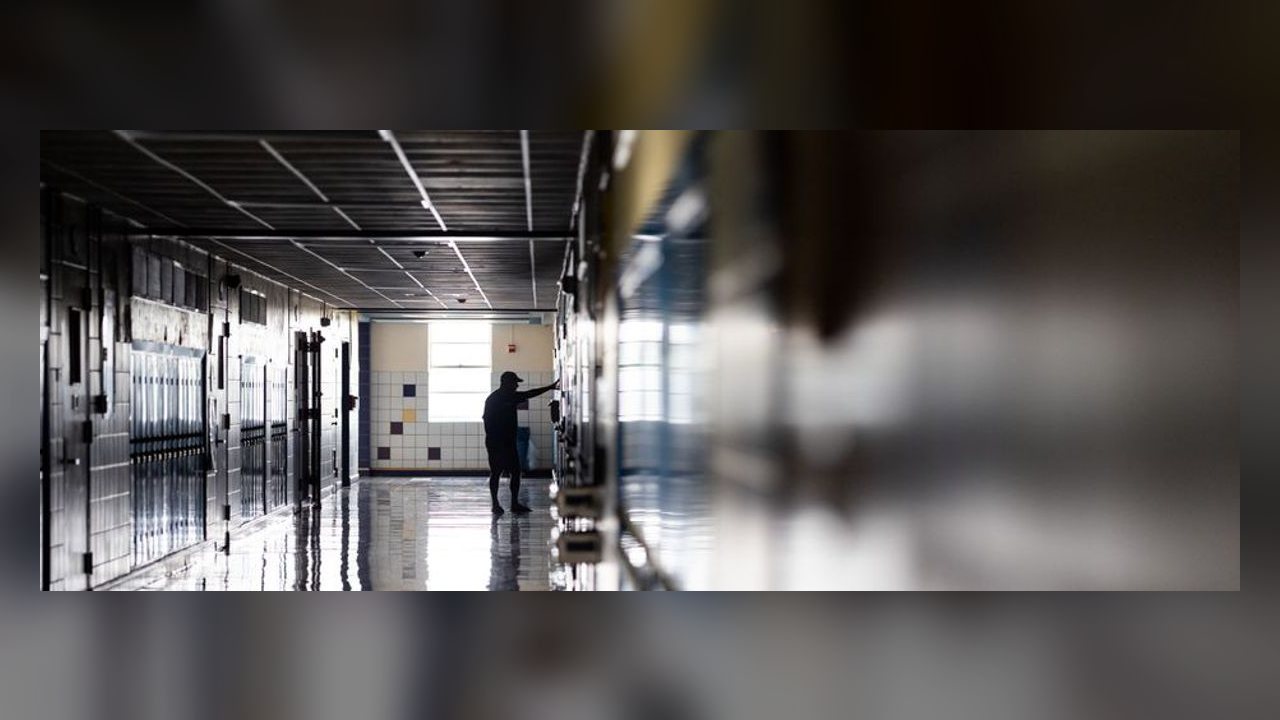 Projeto de lei quer obrigar câmeras em acessos de banheiros e vestiários de escolas