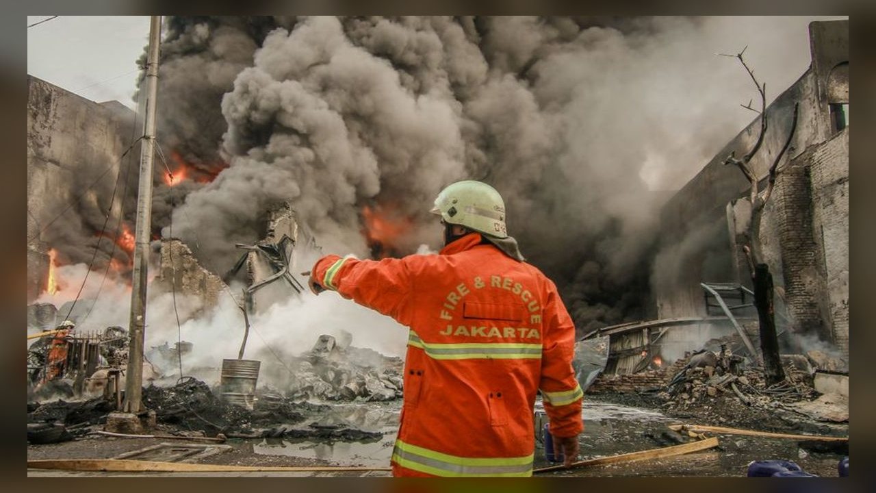 Incêndio em balsa na Indonésia deixa 5 mortos e 41 desaparecidos