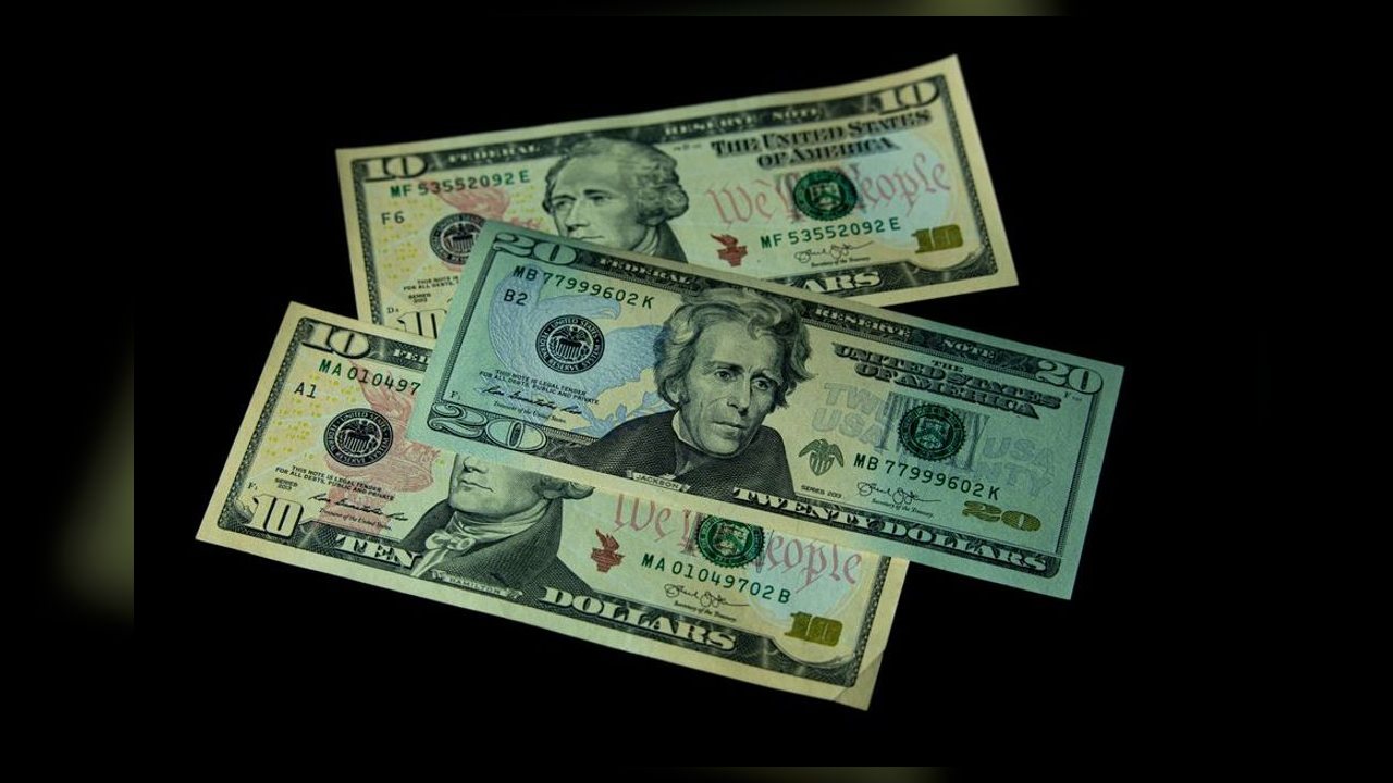 Dólar recua no Brasil à espera da ata do Fed