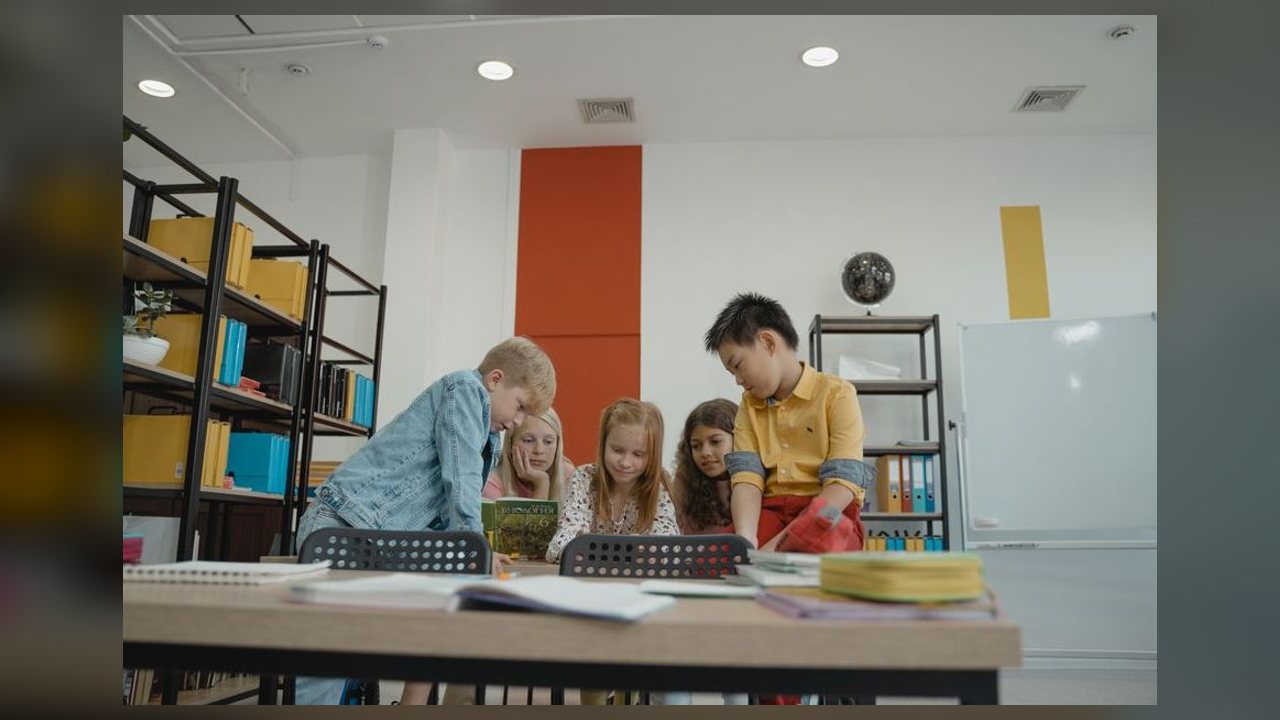 Escola de Várzea Grande usa relógios de papelão para ensinar alunos a ler as horas