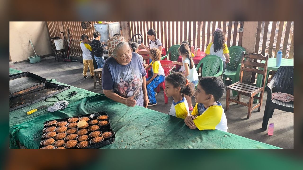 Alunos da Escola Dom Máximo, em Cáceres, aprendem sobre bolo de arroz em aula de campo na casa de Dona Regina