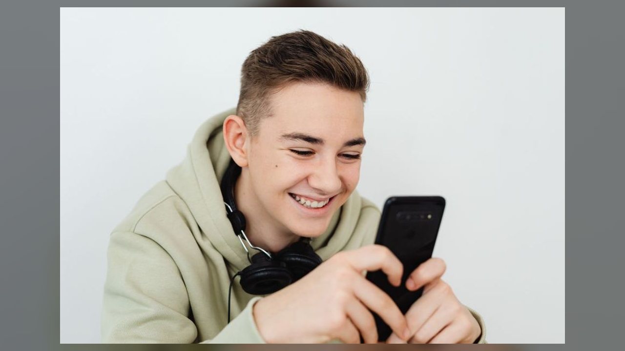 ECA Digital passa a exigir vínculo de conta de menores de 16 anos aos responsáveis