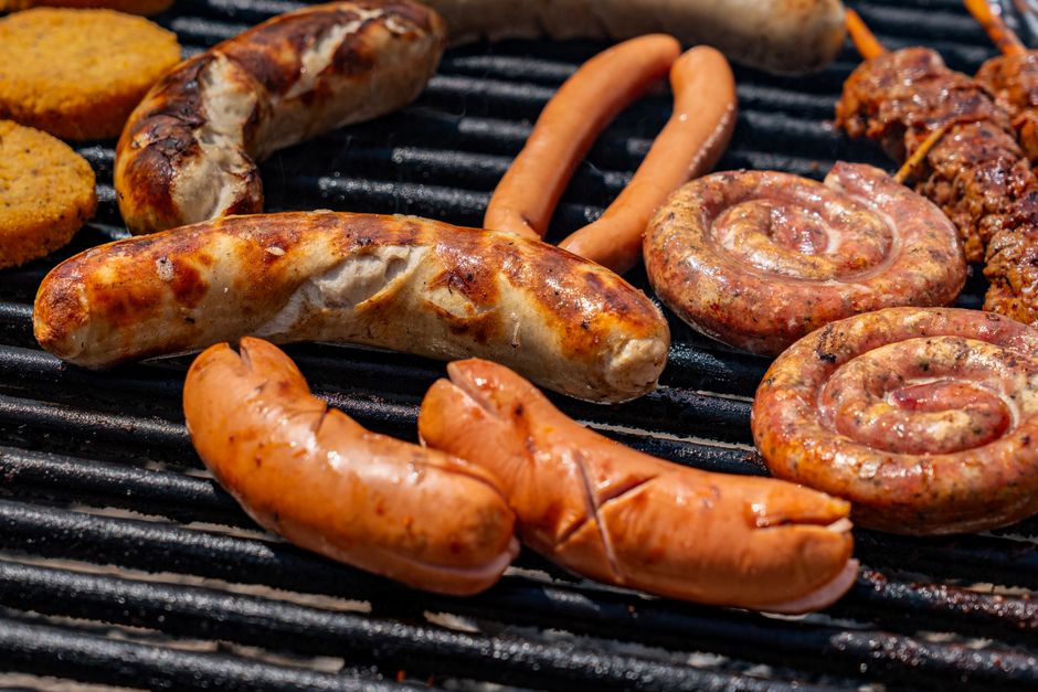 Petiscos de churrasco podem levar cães e gatos ao veterinário; veja o que evitar